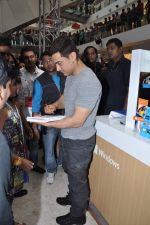 Aamir Khan at Windows 8 launch in Inorbit Mall, Mumbai on 11th Nov 2012 (38).JPG
